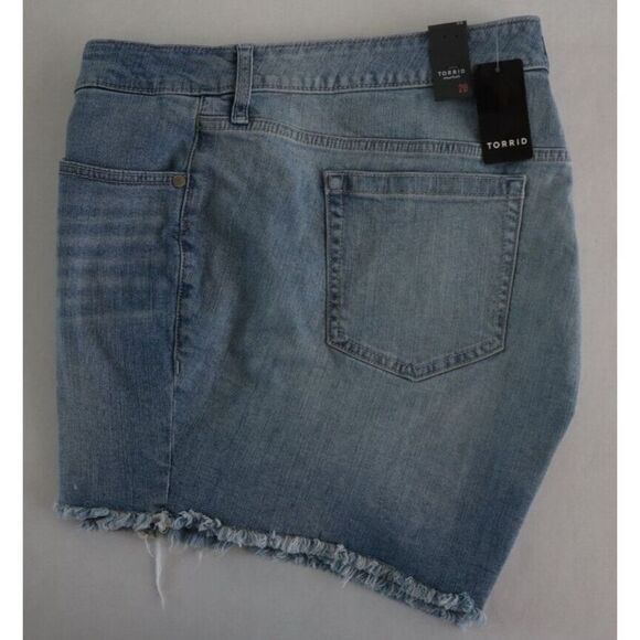 Torrid 21SMR4 Women's Sz 20 Blue Light Wash Denim Mid Rise Frayed Hem Shorts - Picture 4 of 5